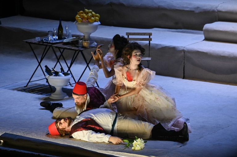 Read more about the article Tako čine sve − Mocartova opera u Madlenianumu, kineski i srpski umetnici, 18. VII 2024. (prvo veče)