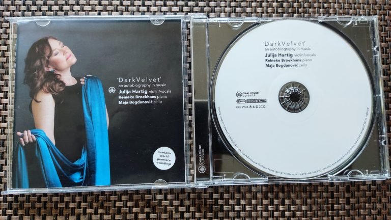 Read more about the article Somotska tama i sirova autentičnost: Dark Velvet Julije Hartig, autor Marina Đorojević