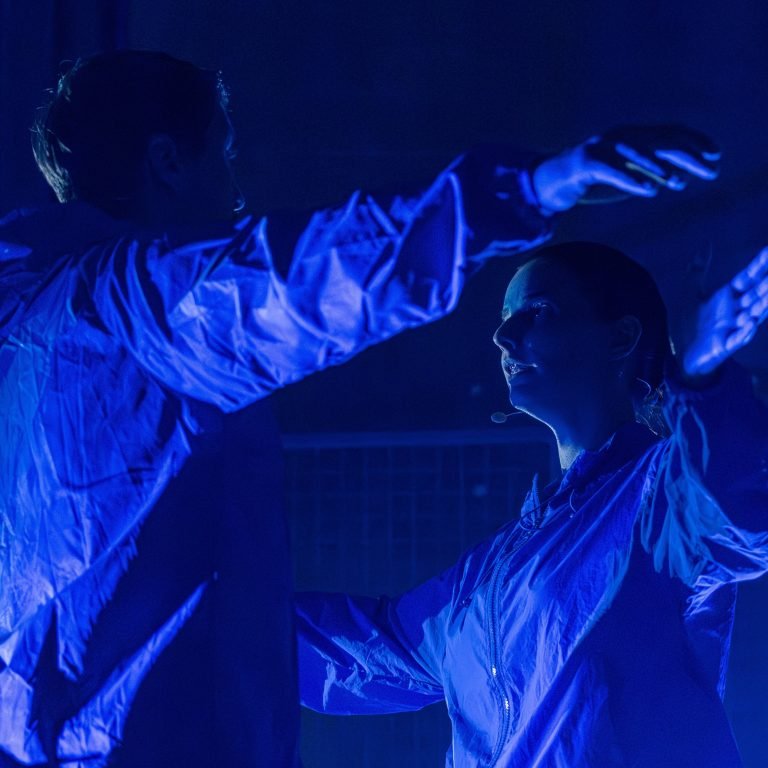 Read more about the article Metamodernistički susret mita i tehnologije u operi Permafrost Olge Janković, Silosi, 30. IX 2026.